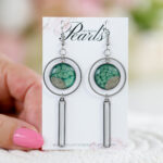 Viseči uhani Soča temno zeleni na kartončku Mountain Pearls.