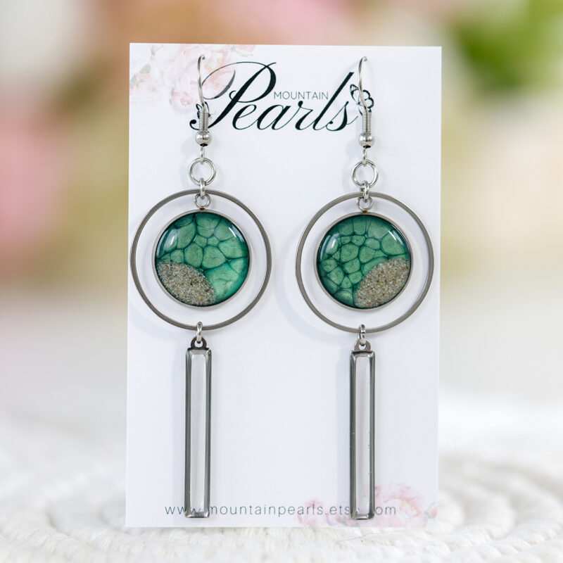 Viseči uhani Soča temno zeleni na kartončku Mountain Pearls.