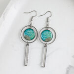 Unikatni turkizno zeleni viseči uhani iz kolekcije Soča, dolgi 8 cm, s peskom iz reke Soče