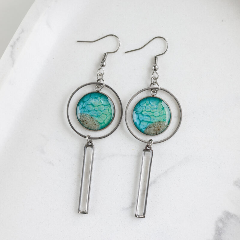 Unikatni turkizno zeleni viseči uhani iz kolekcije Soča, dolgi 8 cm, s peskom iz reke Soče