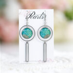 Unikatni turkizno zeleni viseči uhani iz kolekcije Soča, dolgi 8 cm, s peskom iz reke