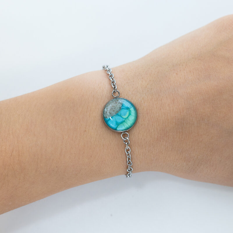 Zapestnica Soča, prikaz na roki