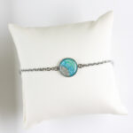 Zapestnica z okroglim zeleno turkiznim medaljonom in peskom iz reke Soče – ročno izdelana