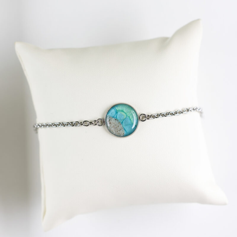 Zapestnica z okroglim zeleno turkiznim medaljonom in peskom iz reke Soče – ročno izdelana