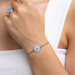 Zapestnica s spominčico prikazana na roki.